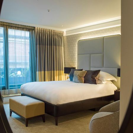The Guardsman - Preferred Hotels And Resorts Лондон Екстериор снимка A bedroom at The Dorchester