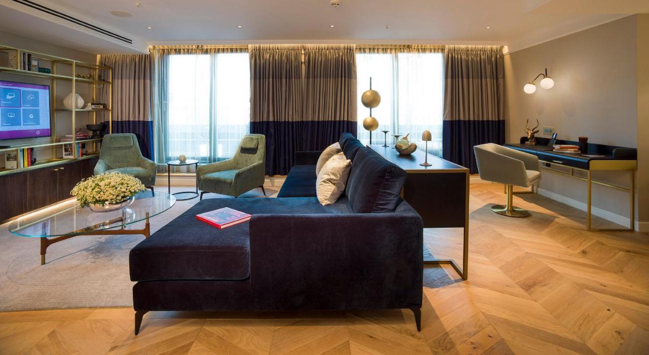 The Guardsman - Preferred Hotels And Resorts Лондон Екстериор снимка The interior of a two-bedroom apartment at The Ivy Collection