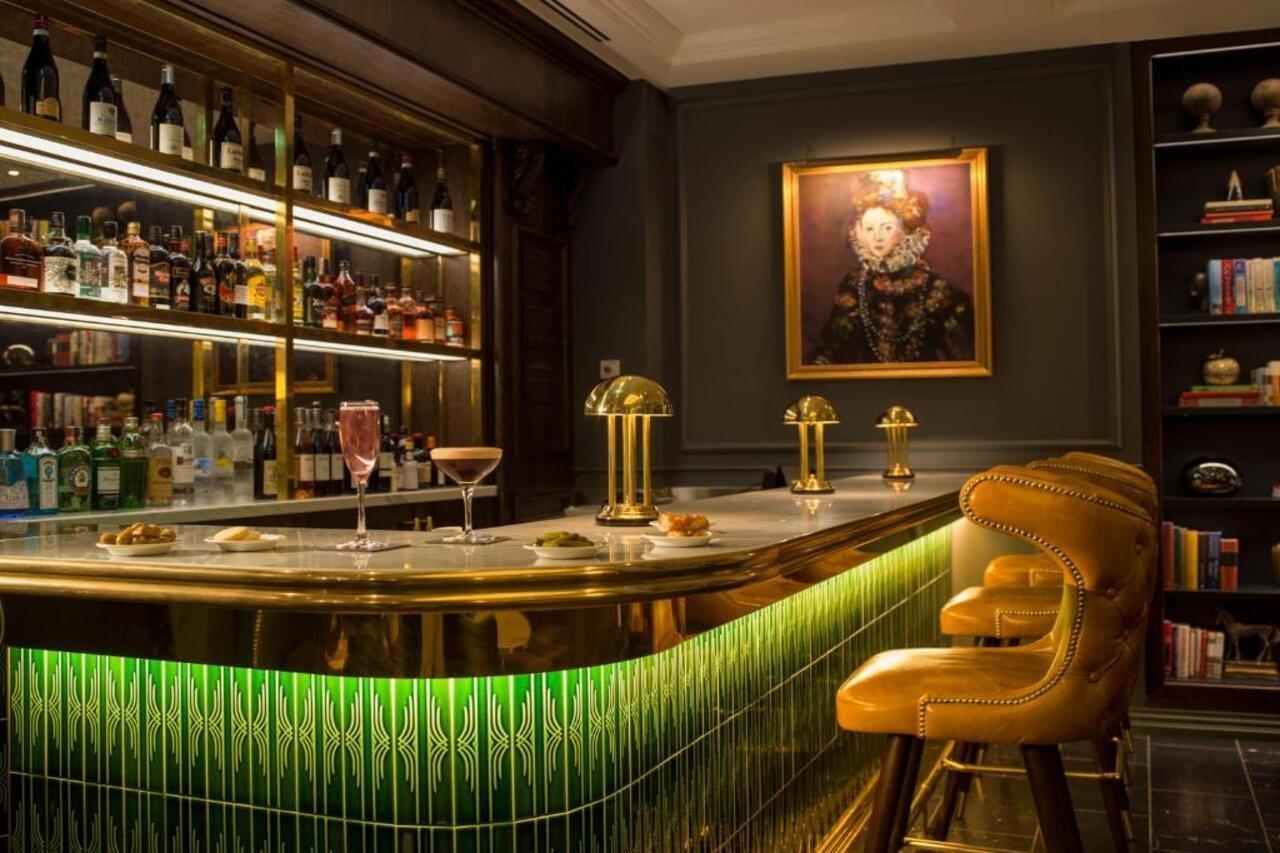 The Guardsman - Preferred Hotels And Resorts Лондон Екстериор снимка The bar at the Savoy