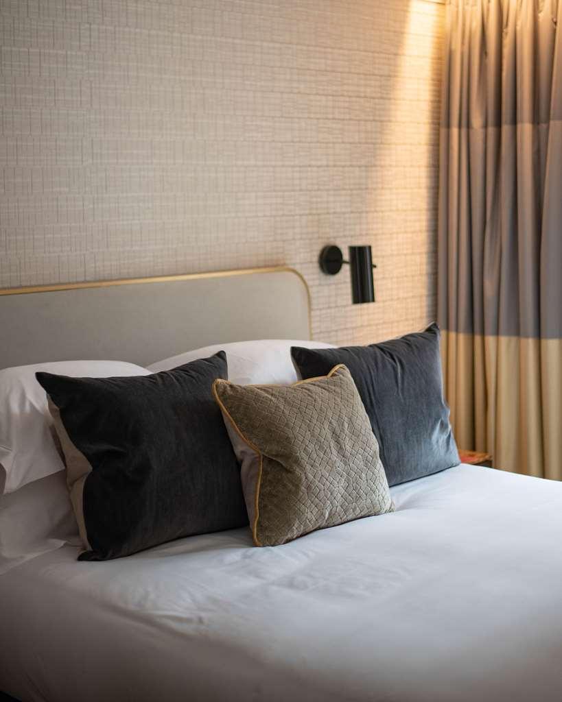 The Guardsman - Preferred Hotels And Resorts Лондон Стая снимка A bed with cushions