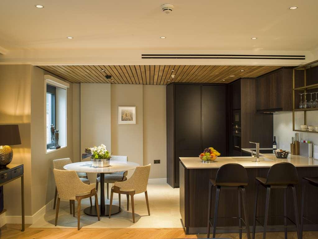 The Guardsman - Preferred Hotels And Resorts Лондон Стая снимка A kitchen in a serviced apartment in London