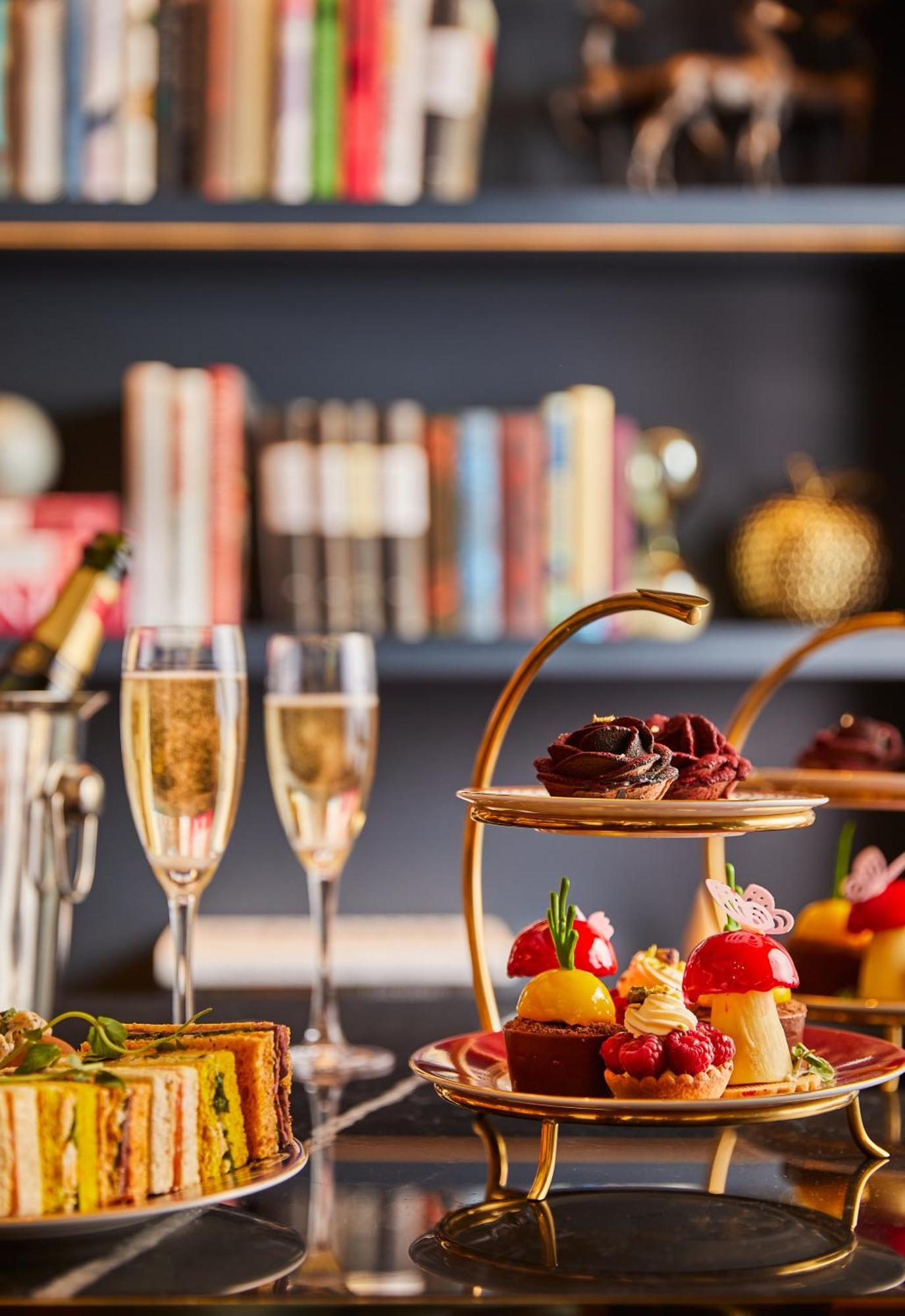 The Guardsman - Preferred Hotels And Resorts Лондон Екстериор снимка Afternoon tea at the InterContinental London Park Lane