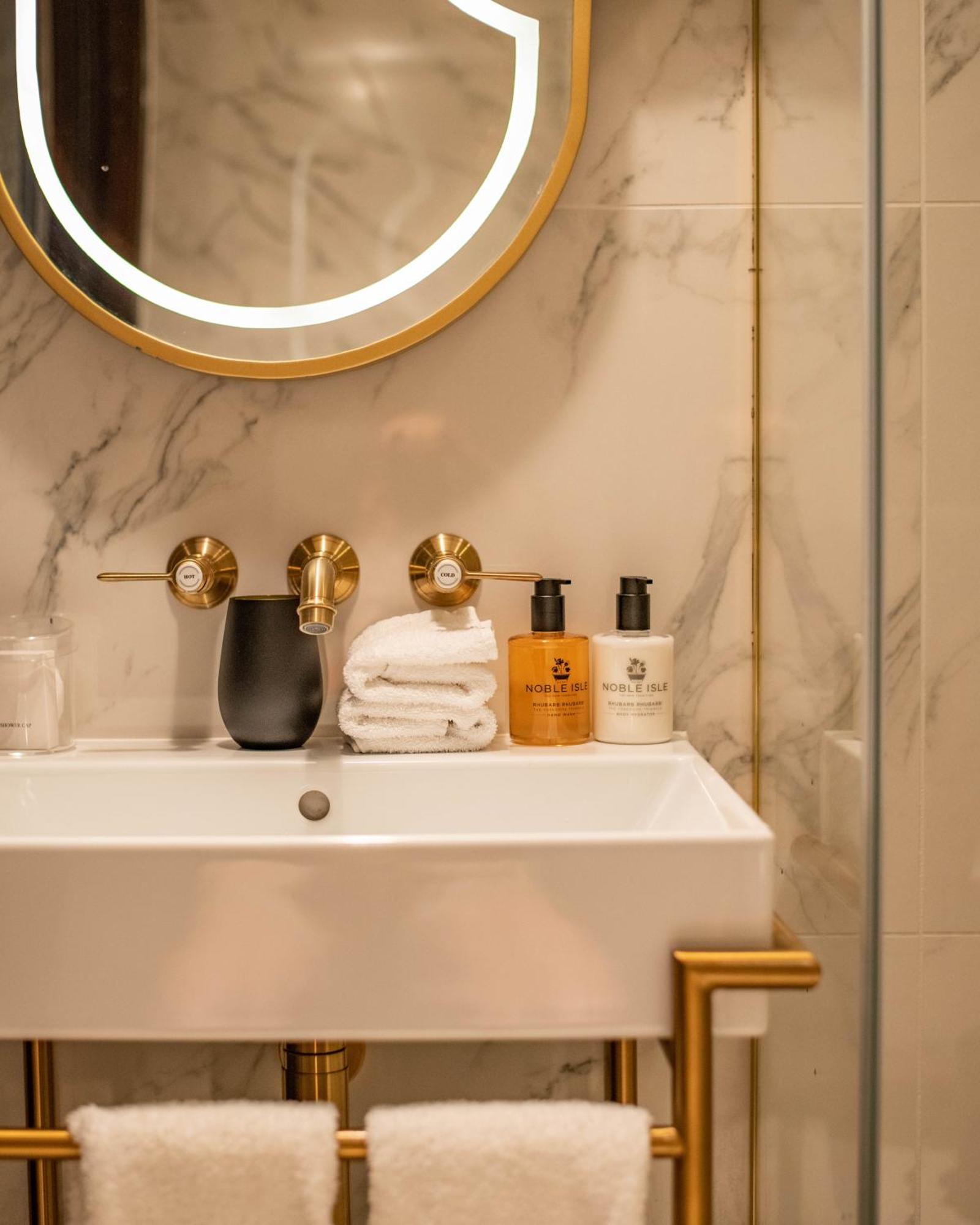 The Guardsman - Preferred Hotels And Resorts Лондон Екстериор снимка Bathroom amenities