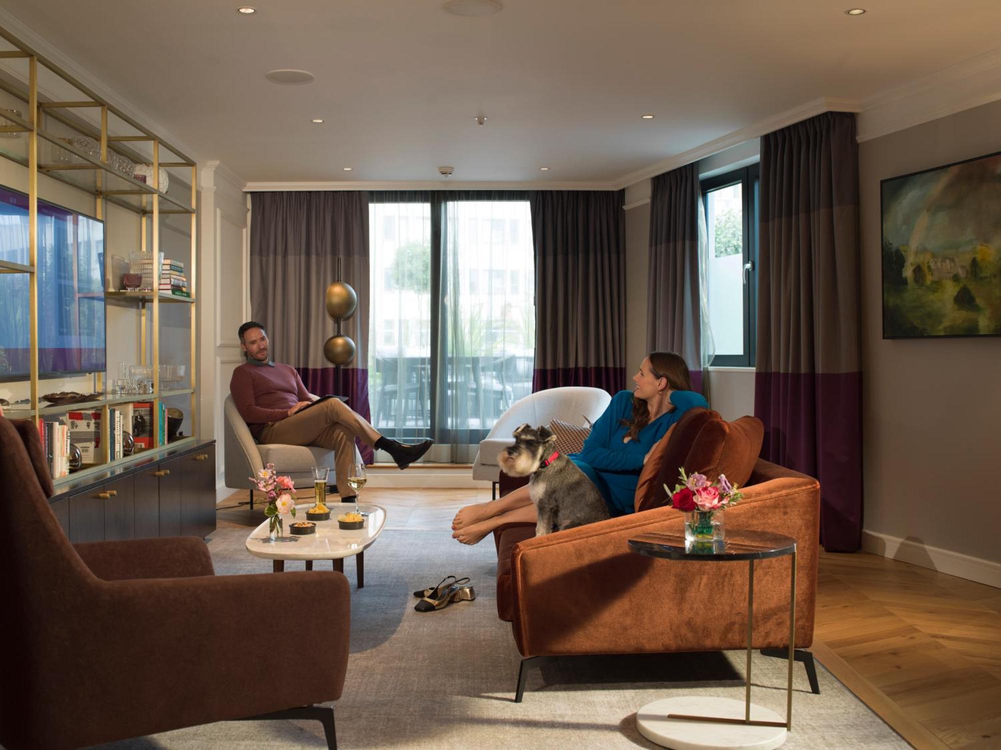 The Guardsman - Preferred Hotels And Resorts Лондон Екстериор снимка The living room of a two-bedroom apartment